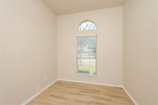 Foto del edificio - 328 Willow Creek Dr