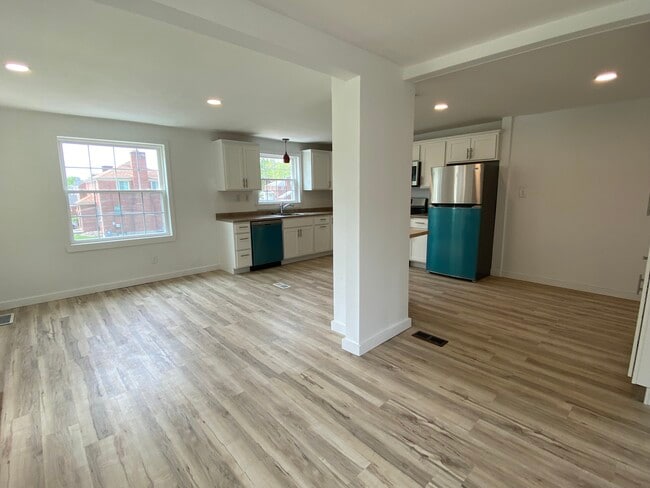 Open kitchen dining room - 380 Vanadium Rd