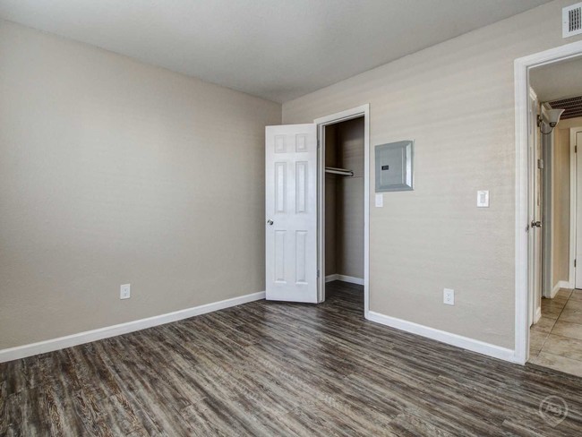 Building Photo - 1535 W Desert Cove Ave