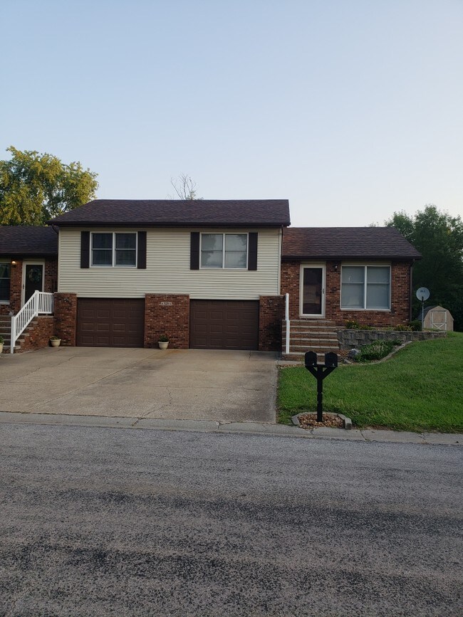 529 Briarwood Dr, Troy, IL 62294 Townhouse for Rent in Troy, IL