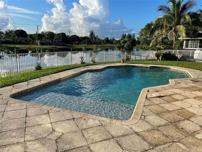 Foto del edificio - 4101 SW 145th Ave