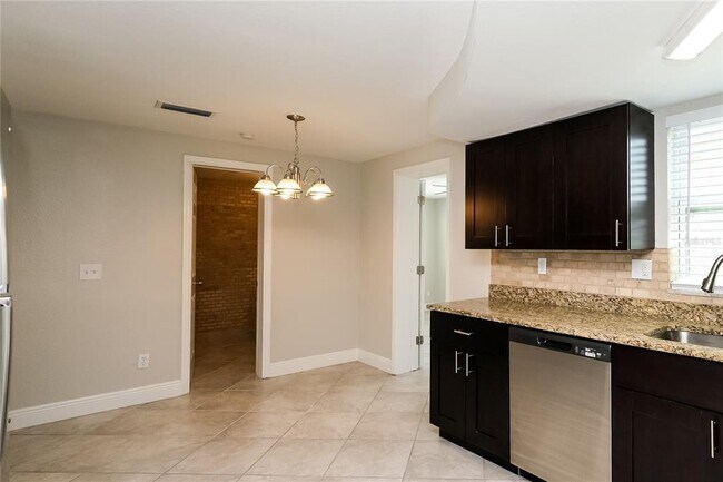 Foto del edificio - 3415 Rosefield Dr