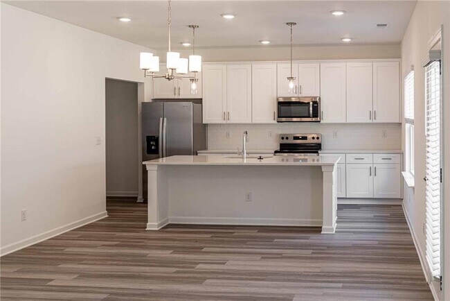 Building Photo - 3362 Skyland Dr
