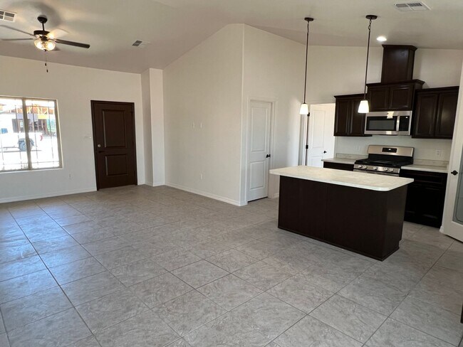 Foto del edificio - 3 Bedroom Split Floor Plan with 2 bathrooms