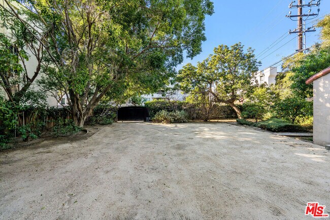 Building Photo - 8328 Willoughby Ave