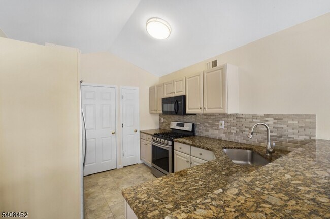 Building Photo - 12 Woodmont Dr