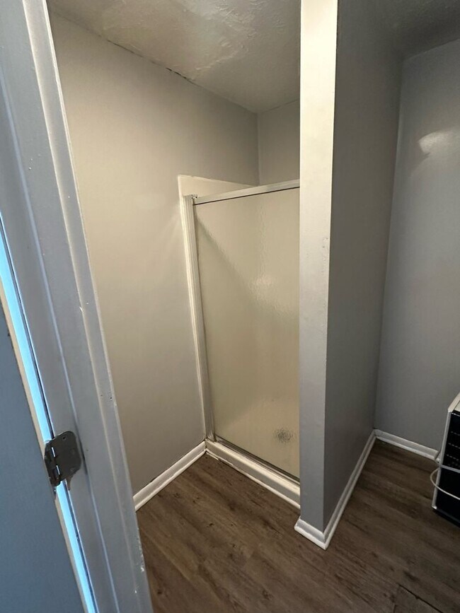 Building Photo - PRELEASING for AUGUST! Close to Campus