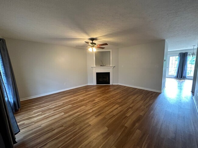 Foto del edificio - 3-bedroom, 3.5-bathroom nestled in Wyndhurst VA.