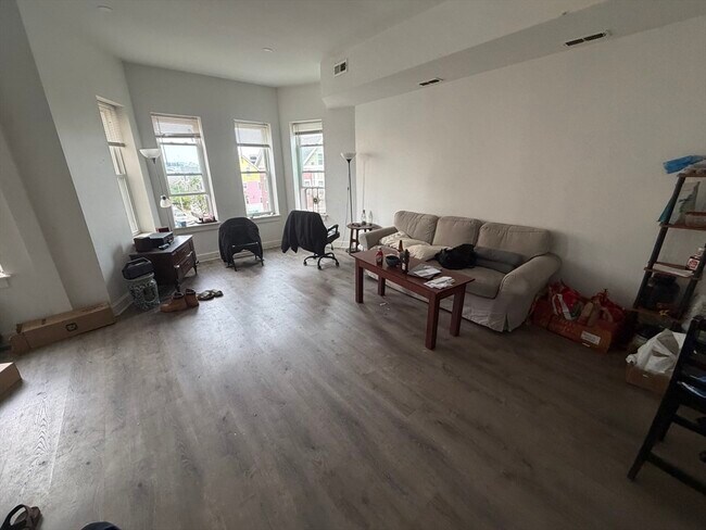Foto del edificio - 301-305-305 Dudley St