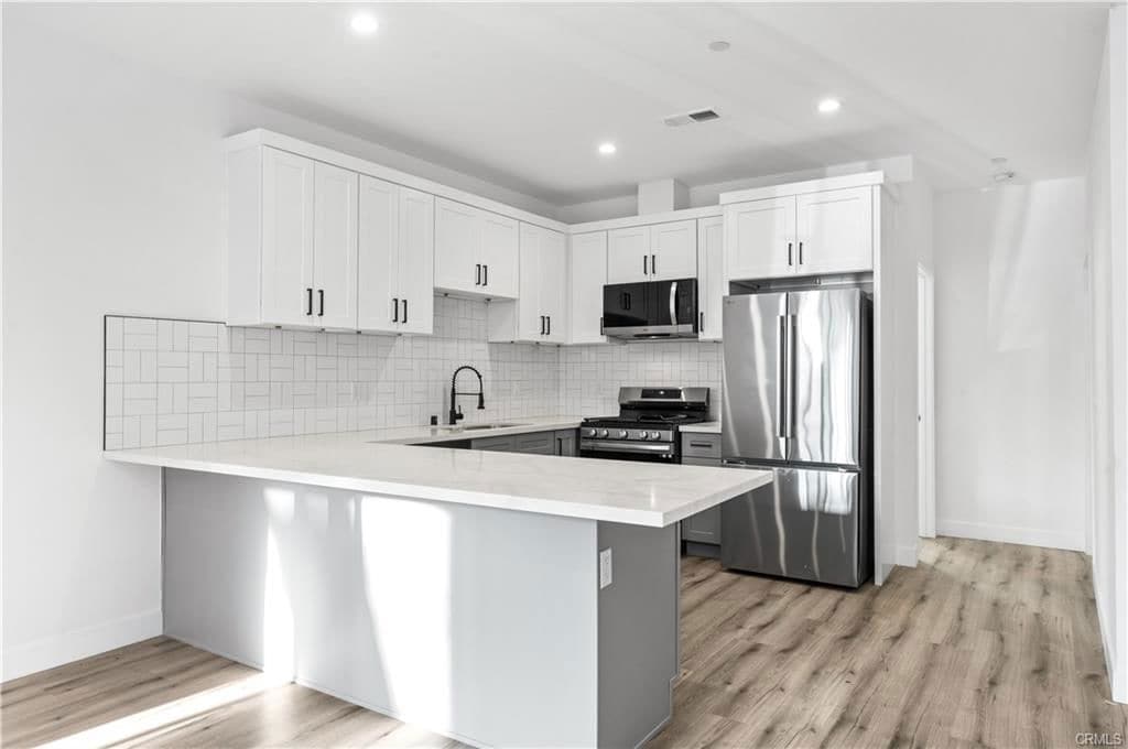 Foto principal - 10857 Morrison St