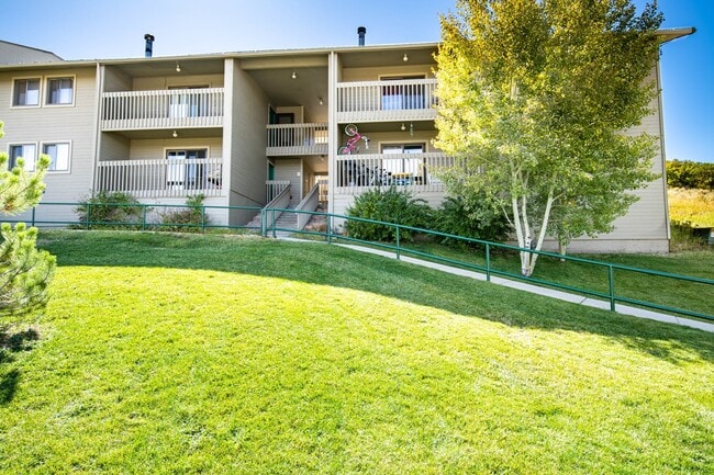 Building Photo - Bright and light Prospector Condo