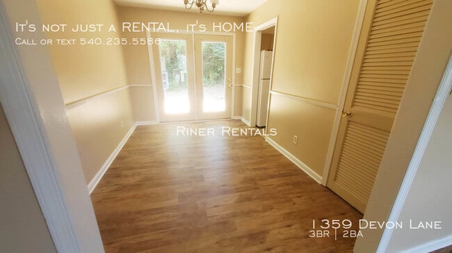 Foto del edificio - 1359 Devon Ln