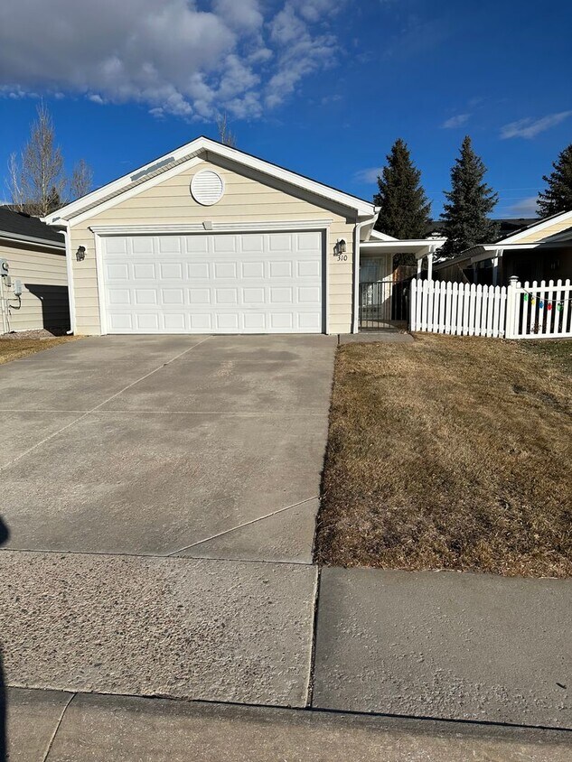 Primary Photo - 2 BEDROOM, 2 BATHROOM, SINGLE LEVEL HOME W...
