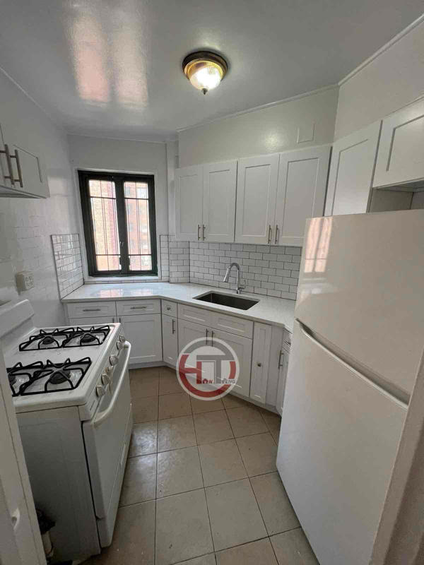 Primary Photo - 1491 Metropolitan Ave