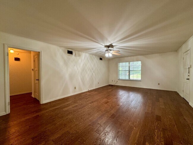 Foto del edificio - Apartment Along Austin Avenue