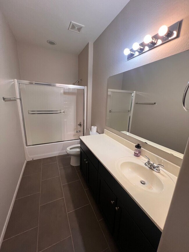 Foto del edificio - 5 Bedroom Single Family Home in Phoenix