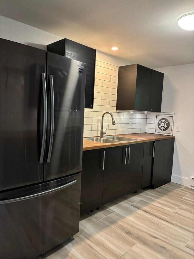 Building Photo - Fantastic updated 2 bedroom condo