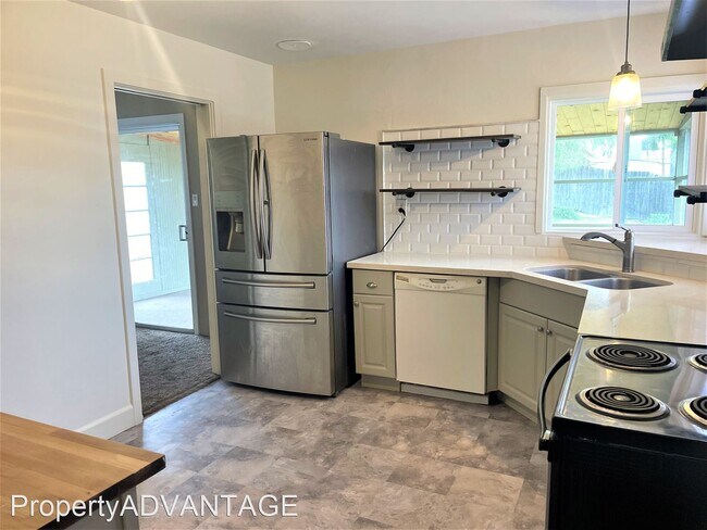 Building Photo - 2 br, 1.5 bath House - 335 W. Alvarado Street