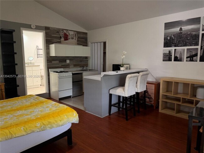 Foto del edificio - 2633 NE 32nd St