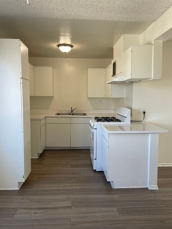 Building Photo - 3155 Rosecrans Ave