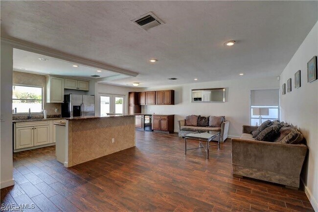 Building Photo - 309 SE 43rd Ln