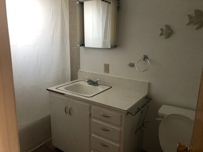 Building Photo - 406 West Ave