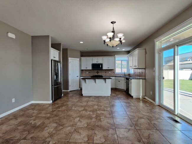 Building Photo - Large Home in South Richland