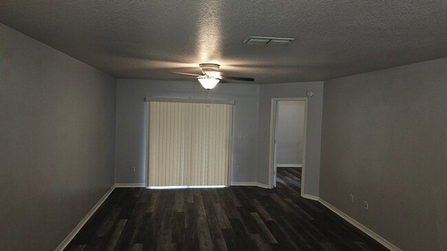 Building Photo - NICE! 3BED / 2 BATH / 1 CAR GARAGE (HALF DUPLEX)