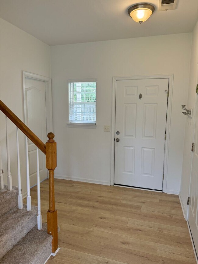 Foto del edificio - Large Three Bedroom Duplex_Kempsville Borough