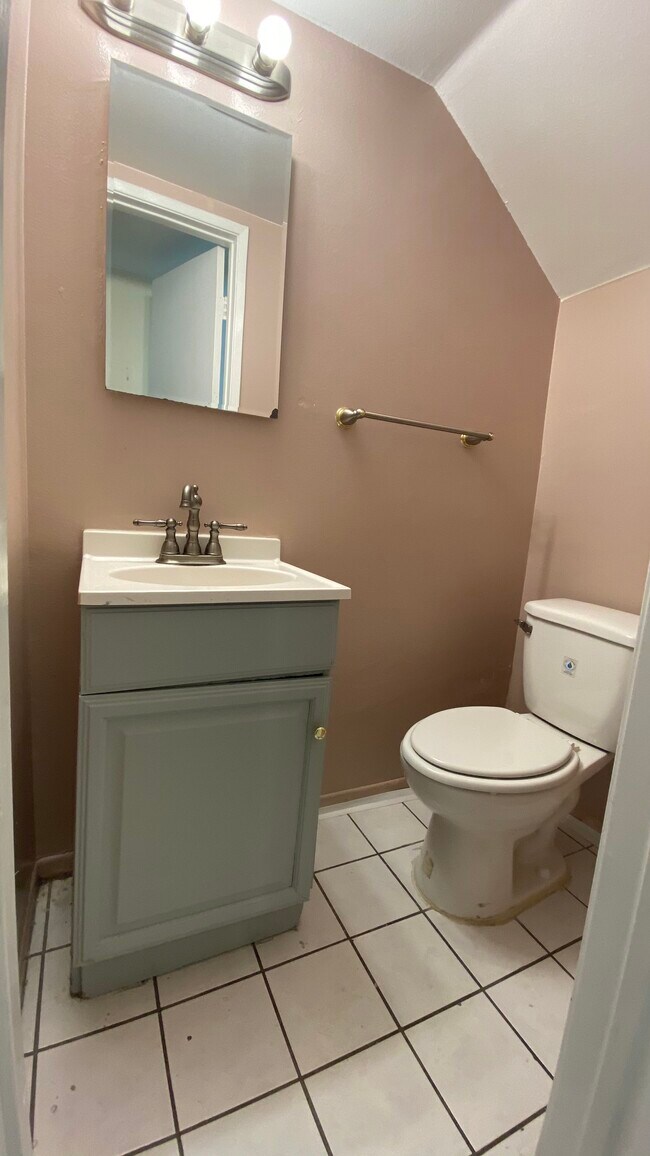 Bathroom ground floor - 10065 De Soto Ave