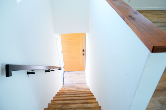 Building Photo - 629 W Hillsdale St