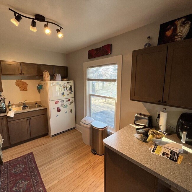 Foto del edificio - 2434 Sommers Ave