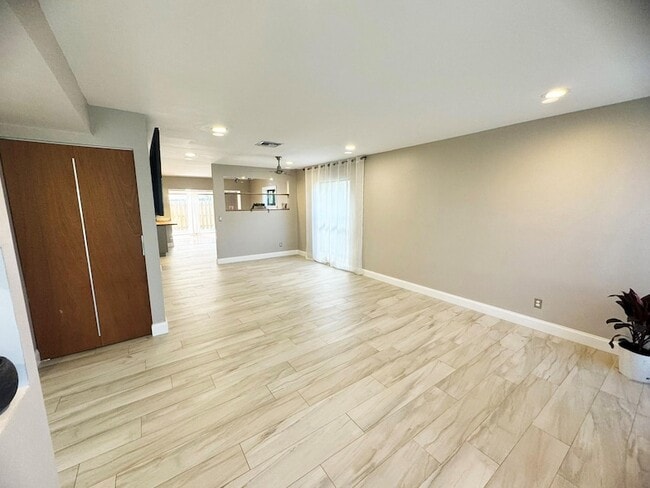 Foto del edificio - 321 Sandtree Dr