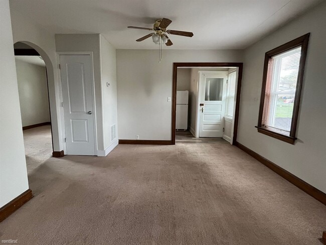 Building Photo - 2 br, 1 bath Duplex - 111 1/2 W 12th St