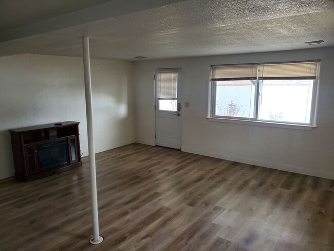 Building Photo - 2 Bedroom 1 Bath Lakefront w/all utilities and lawn care included