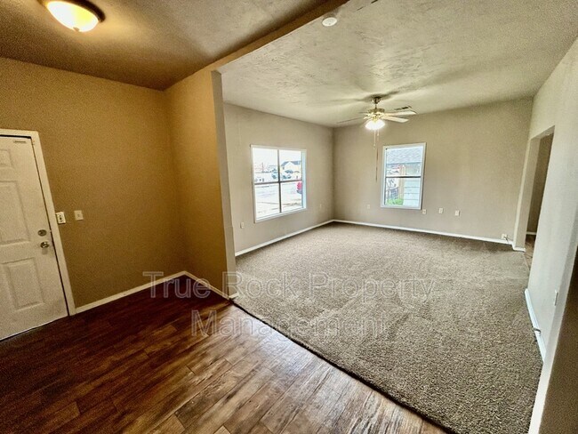 Foto del edificio - 716 E 9th St