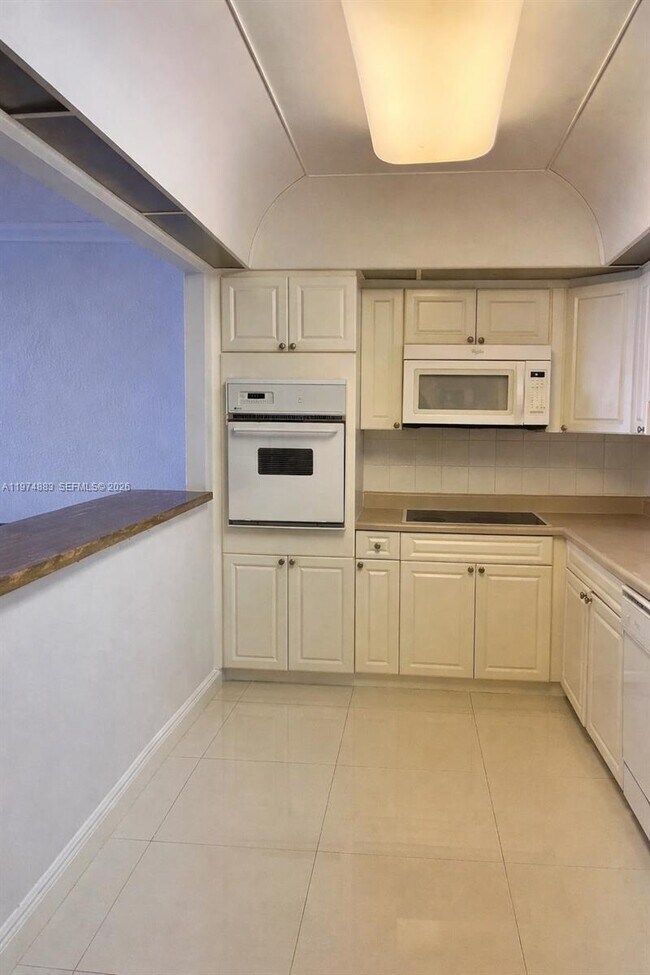 Foto del edificio - 19390 Collins Ave