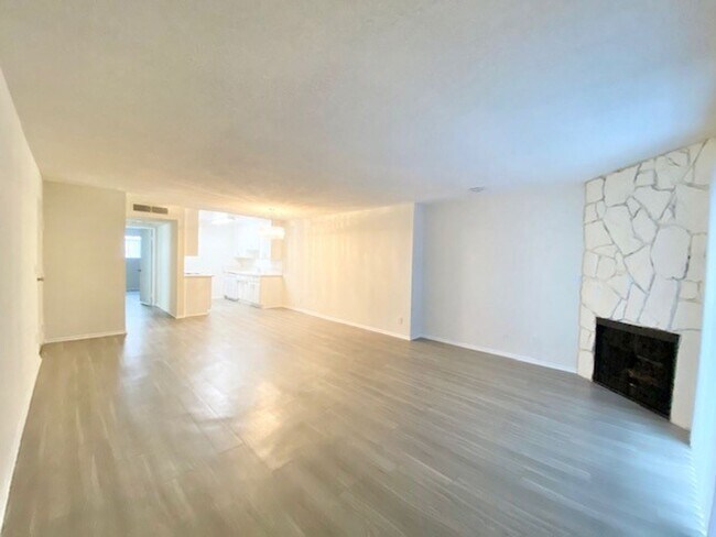Building Photo - 10926 Huston St