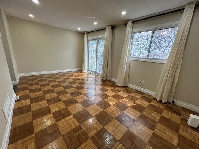 Photo du bâtiment - 81 Hansen Rd N