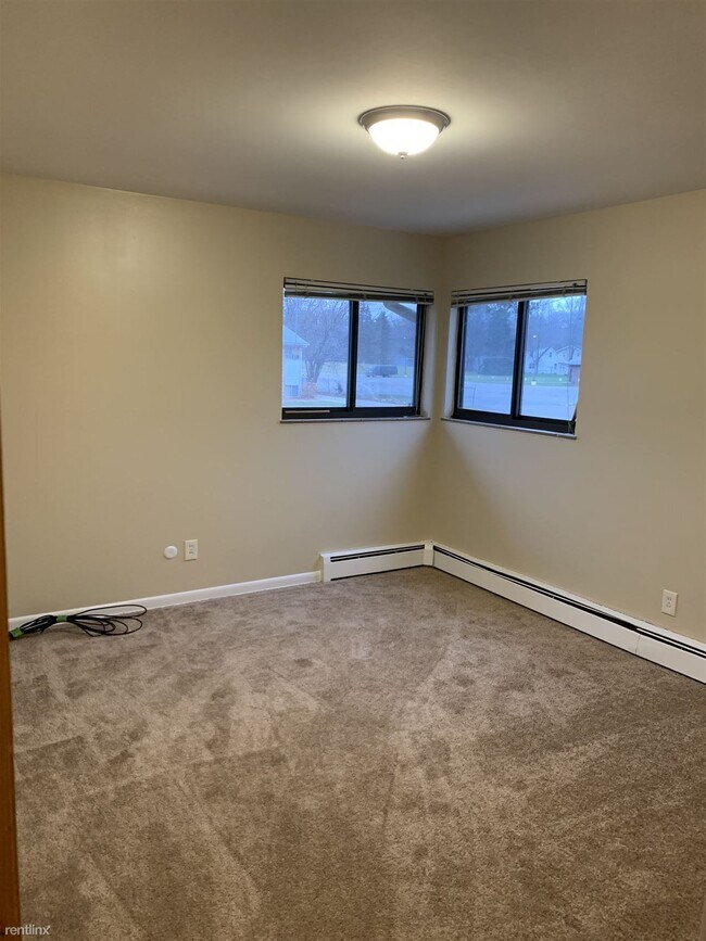 Building Photo - 2 br, 1 bath 4plex - 956 33rd St SE