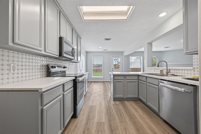 Building Photo - 6915 Great Oaks Shadow Dr
