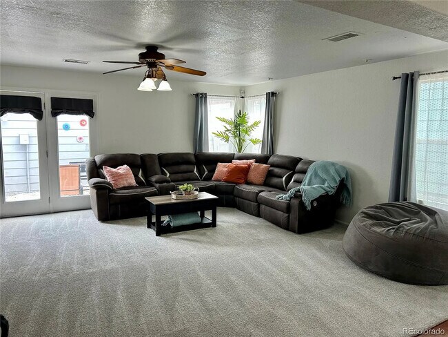 Foto del edificio - 5776 Biscay St