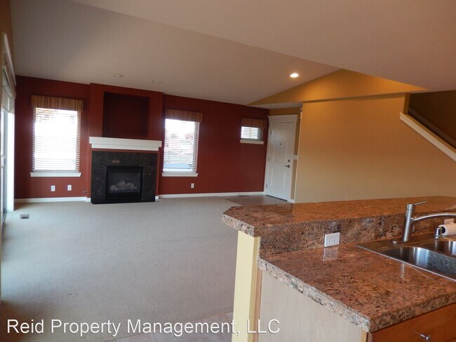 Building Photo - 2 br, 2.5 bath House - 213 Apple St