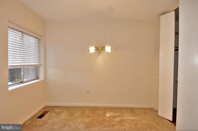 Building Photo - 8 Stonehenge Cir