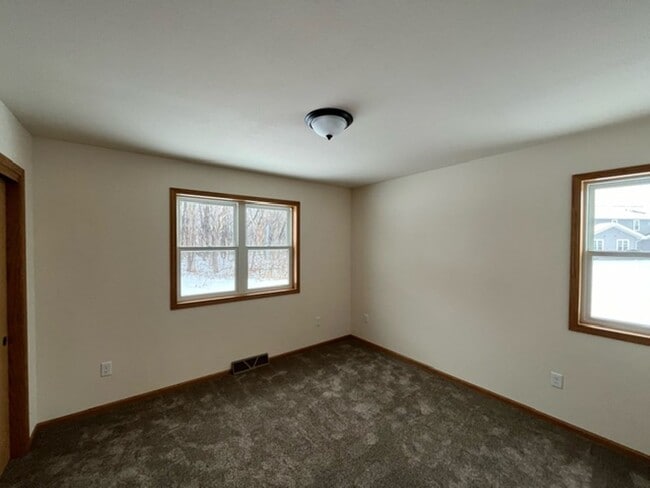 Building Photo - 516