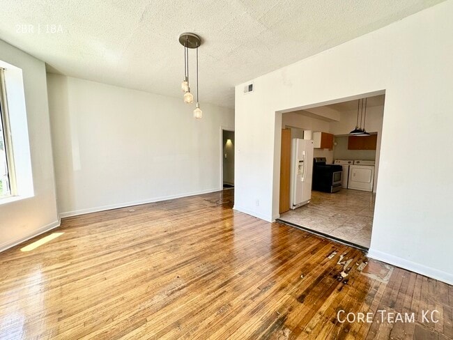 Building Photo - 404 W 17 St