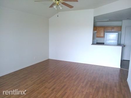 Building Photo - 2106 Schorn Dr