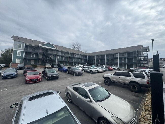 Foto del edificio - FALL 2026: $3,300/month for ENTIRE UNIT! Great location w/ TWO assigned parking spaces! Move in A...