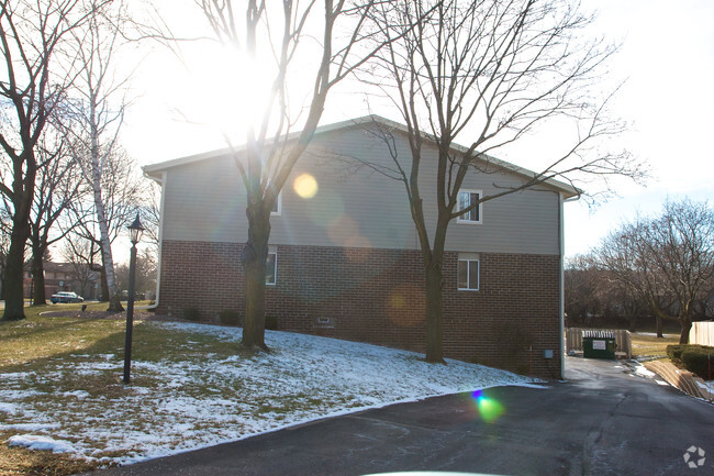 Building Photo - Tudor Oaks Apartments