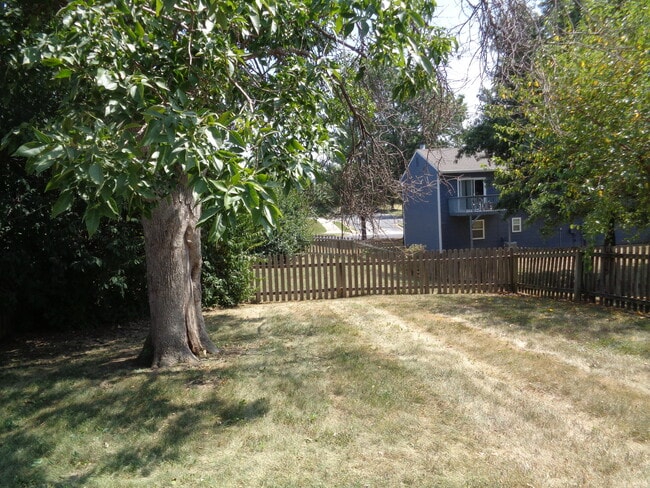 Building Photo - 2600 Sunflower St